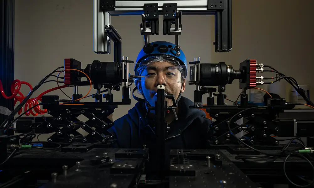 欧文·图25在大脑和认知科学家米歇尔·鲁奇的实验室里展示了用来追踪眼球运动的仪器.